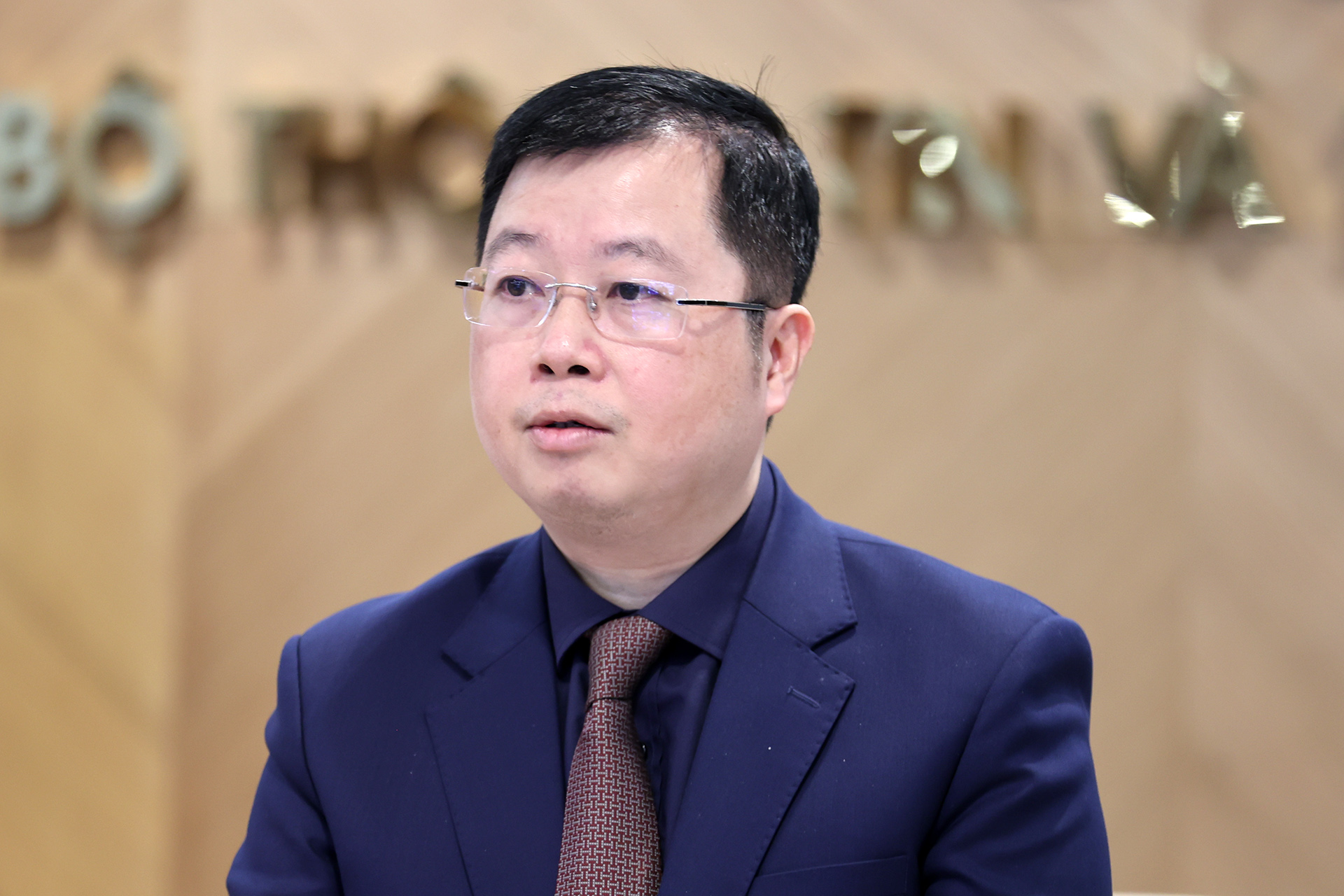 Một nhóm chuyên gia đang làm việc trong văn phòng hiện đại