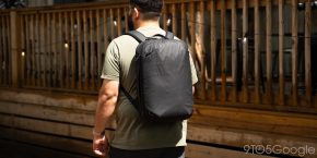 Một người đang xem biểu đồ chứng khoán trên máy tính bảng