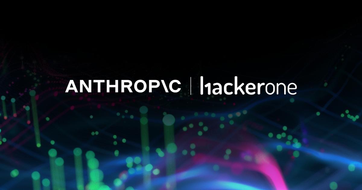 Một người đang sử dụng laptop có logo HackerOne trên màn hình