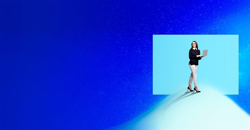 Một chuyên gia KPMG đang làm việc trên máy tính trong văn phòng hiện đại